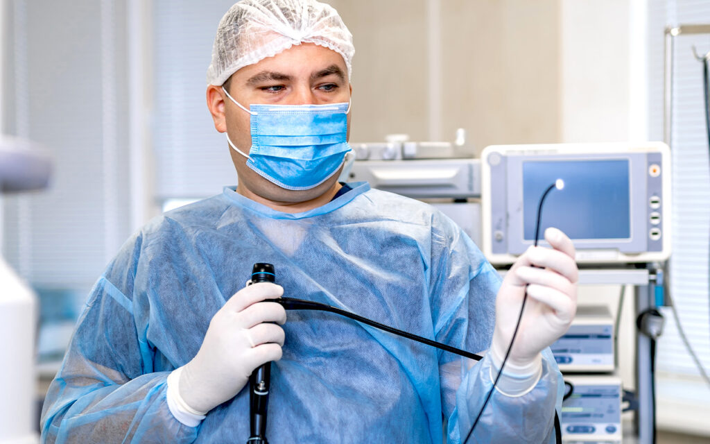 Image of a doctor holding a ureteroscope.